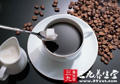 臨睡前不宜飲用濃茶、咖啡等含有咖啡因的飲料，咖啡因會刺激中樞神經，導致人興奮，不容易入睡