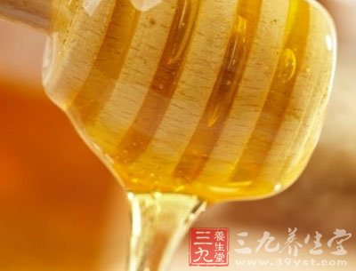 蜂蜜去掉糖分后的酸度等同于醋，可令细菌在创伤部位不能生存