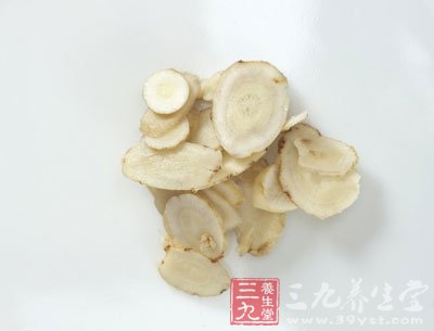 西洋參泡水喝抑制癌細(xì)胞生長，增加免疫功能;助長消化，對(duì)慢性胃病和腸胃衰弱有助效