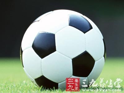 国足战平沙特 冬季踢足球的7个健康法则(2)