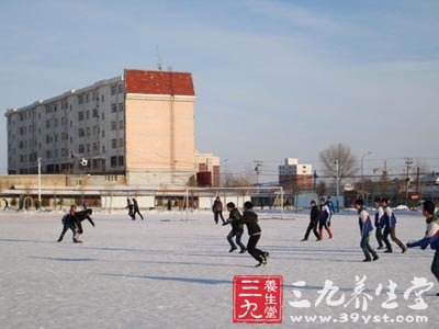 国足战平沙特 冬季踢足球的7个健康法则(2)