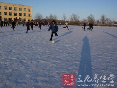 国足战平沙特 冬季踢足球的7个健康法则(3)