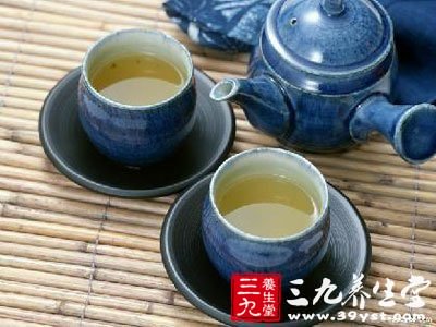 一般服用中藥時不要喝濃茶，因?yàn)椴枞~里含有鞣酸，濃茶里含的鞣酸更多