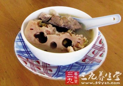 佐餐靚湯宜用蓮藕煲鯉魚，它有滋補(bǔ)氣血、滋陰補(bǔ)腎之功效