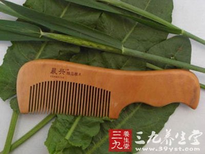 头为精明之府，日梳五百把病除