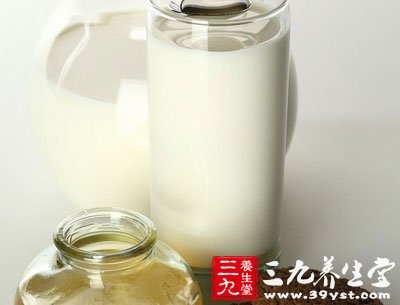 温牛奶加入枣花蜂蜜