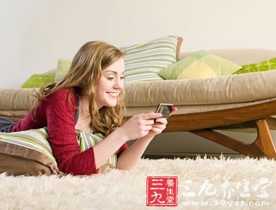 充电手机爆炸 警惕睡前玩手机的危害