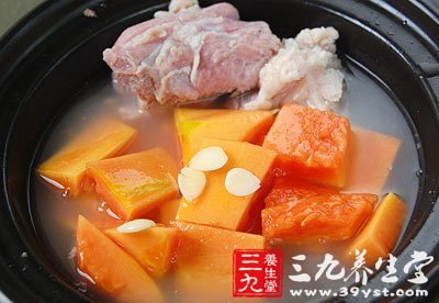 中药丰胸食谱：青木瓜排骨汤