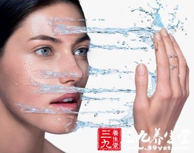 冷水洗脸可以缩毛孔
