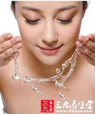 早上起床不洗脸皮肤会更好