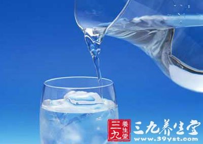 喝盐水法清肠