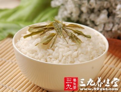 大米含有大量淀粉，用开水煮饭时
