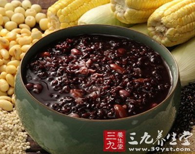 黑米银耳大枣粥