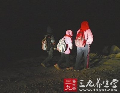 男童半夜摸黑上学 为啥儿童逢上学就生病