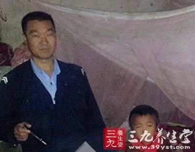 男童半夜摸黑上学 为啥儿童逢上学就生病