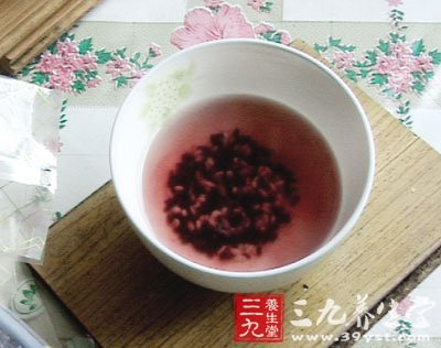 看泡米水，正常黑米的泡米水是紫红色的