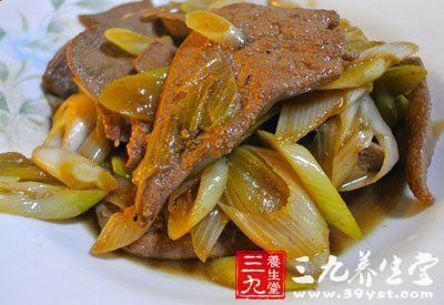 大葱斜切成段红甜椒去籽都切片