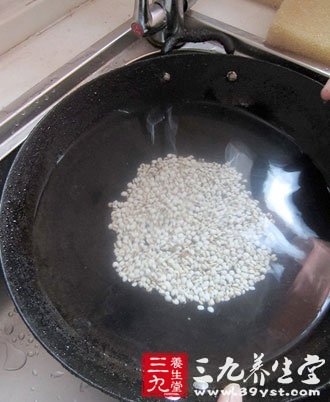 薏米买回来，先将碎粒和杂质挑选干净