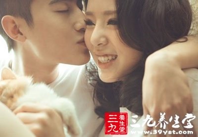 热吻的过程中，口腔内唾液分泌增加，而其中所含的微量元素被钙、磷，被釉质吸收后，有效预防龋齿;唾液中的天然抗生素