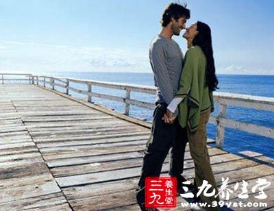 让你的唇压上他的，然后略为张开嘴(当然还有牙关!)你们的舌头就会相互碰触