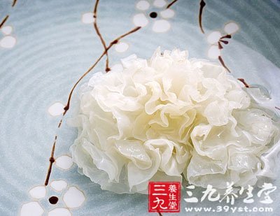 银耳性更温润，比雪梨更适合体寒或肠胃不好的人