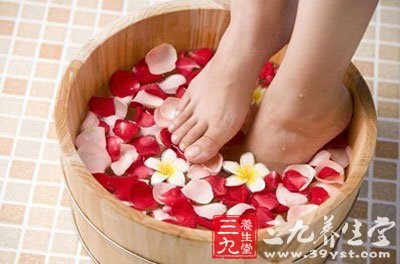 热水足浴可以改善足部血液循环
