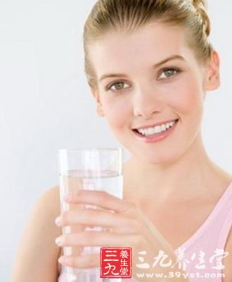 早上一杯水应该怎么喝 4种喝水法保健康(2)