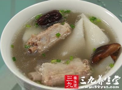 排骨汤能滋阴强体，是适宜春节食用的