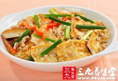 把五花肉炒至变色郫县豆瓣炒香