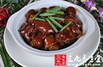 羊肉中的腥膻味被汤里的萝卜和众多香料神奇地吃掉了