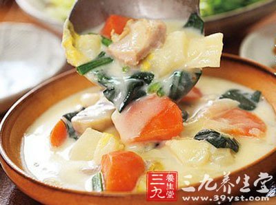 入高湯淡奶油和其他蔬菜燉煮