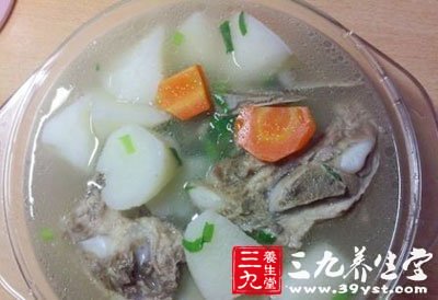 把排骨和姜料酒八角一起放入