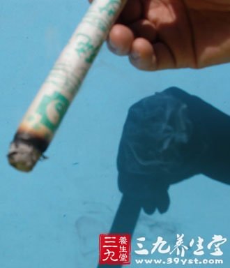 艾条点着后放在温灸盒里