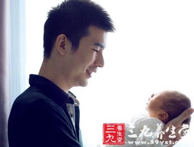 刘德华首谈妻女 爸爸照顾婴儿的4个注意事项(