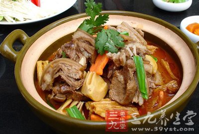 然后将其倒入火锅内，继续煮10分钟左右即可食用