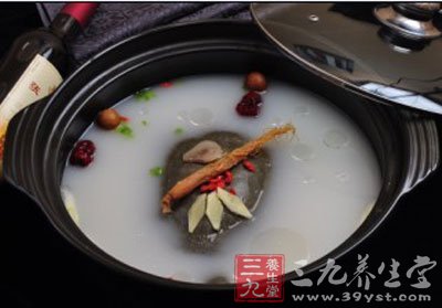 團(tuán)魚羊肉湯加入食鹽胡椒粉調(diào)味即成