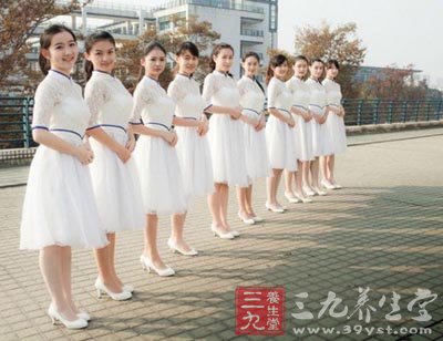 浙大礼仪队美女白裙照 冬季穿裙子的3个小常识