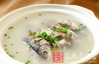 砂仁研末放置魚(yú)腹內(nèi)置于燉盅蓋好