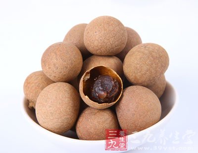 可打开一粒带壳桂圆尝尝