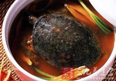 甲魚塊下入沸水鍋內(nèi)煮透撈出