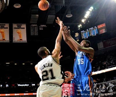 雷霆VS马刺西部强强对话 冬季打篮球的3个原