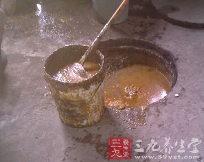 记者上前与他拉呱儿,问及这些掏出污物是喂猪吗?