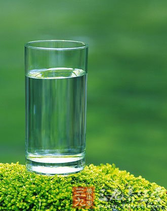 人们主要从饮水、粮食、蔬菜和周围环境中获取碘