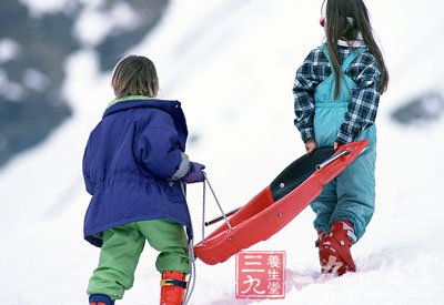 起身时应先将双脚并陇雪板应尽量与滚落线垂直