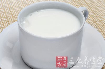 冬天喝一杯温热的牛奶暖胃又好睡眠