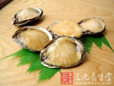 鮑魚(yú)能『養(yǎng)陰，平肝，固腎』，可調(diào)整腎上腺分泌，調(diào)節(jié)血壓，潤(rùn)燥利腸，治月經(jīng)不調(diào)，大便秘結(jié)等疾患