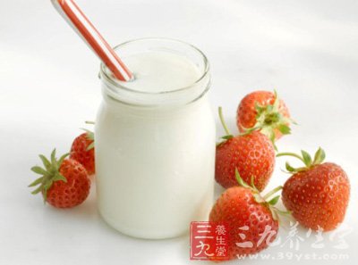 酸奶除含有牛奶的全部营养素外
