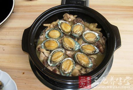 鮑魚除了是海中的軟體動物外，亦是中國傳統(tǒng)的名貴食材