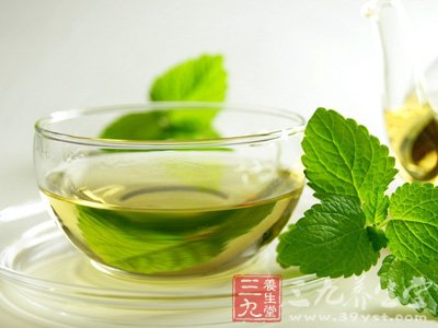 浓茶中含有的鞣酸与铁结合之后，会产生沉淀，影响铁的吸收