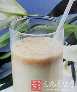 將綠茶茶包放進(jìn)杯內(nèi)加沸水沖泡